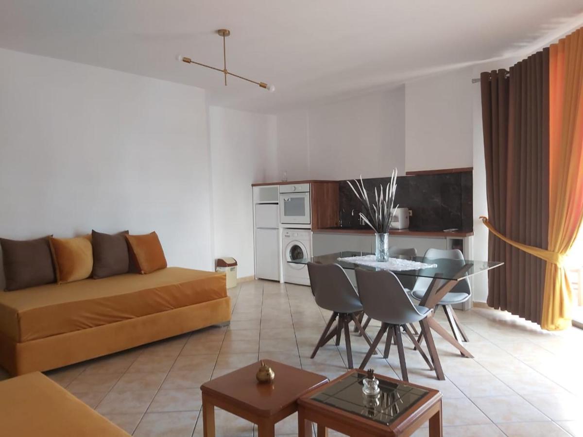Flora Apartments Sarandë Esterno foto
