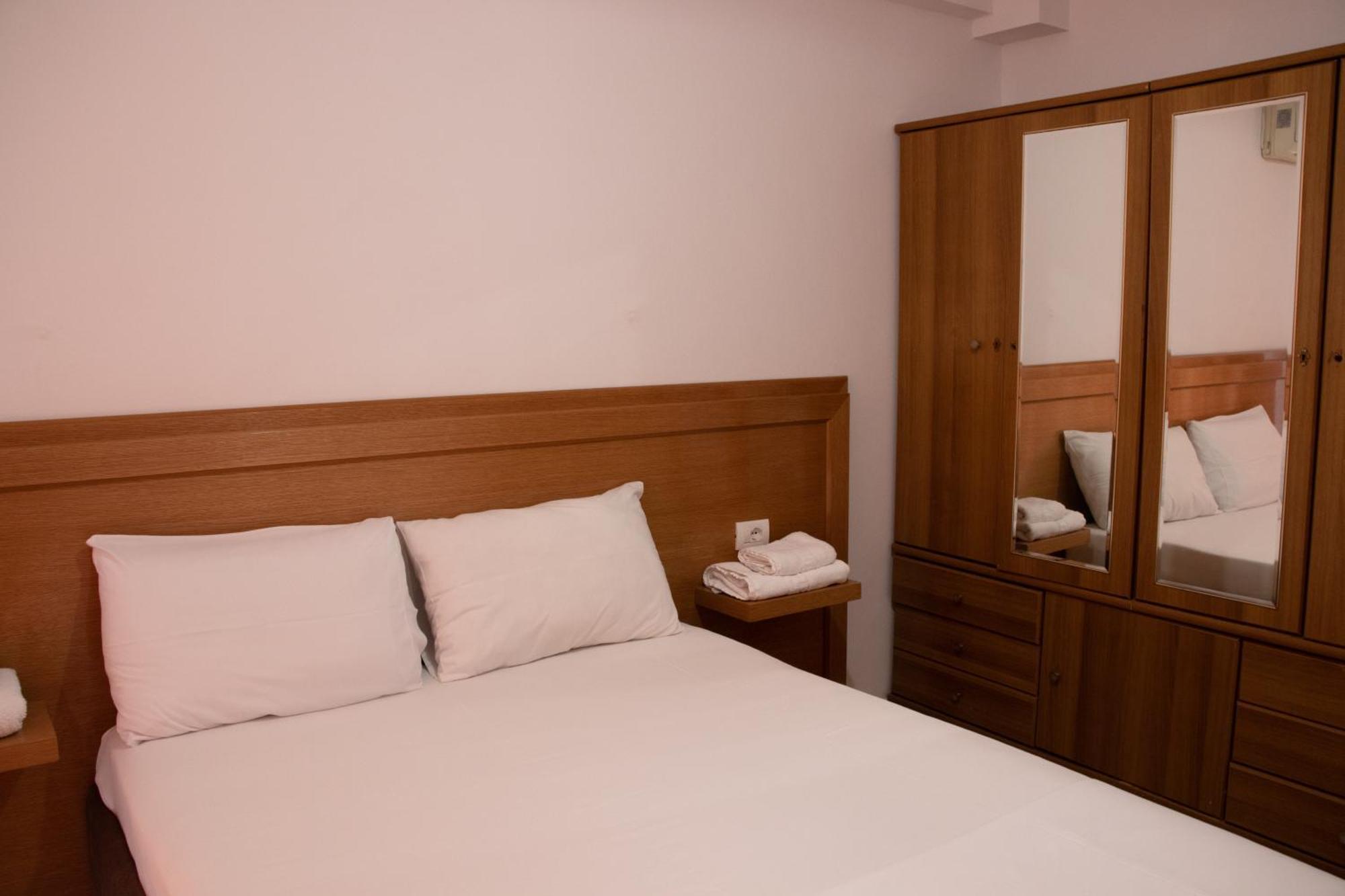 Flora Apartments Sarandë Esterno foto