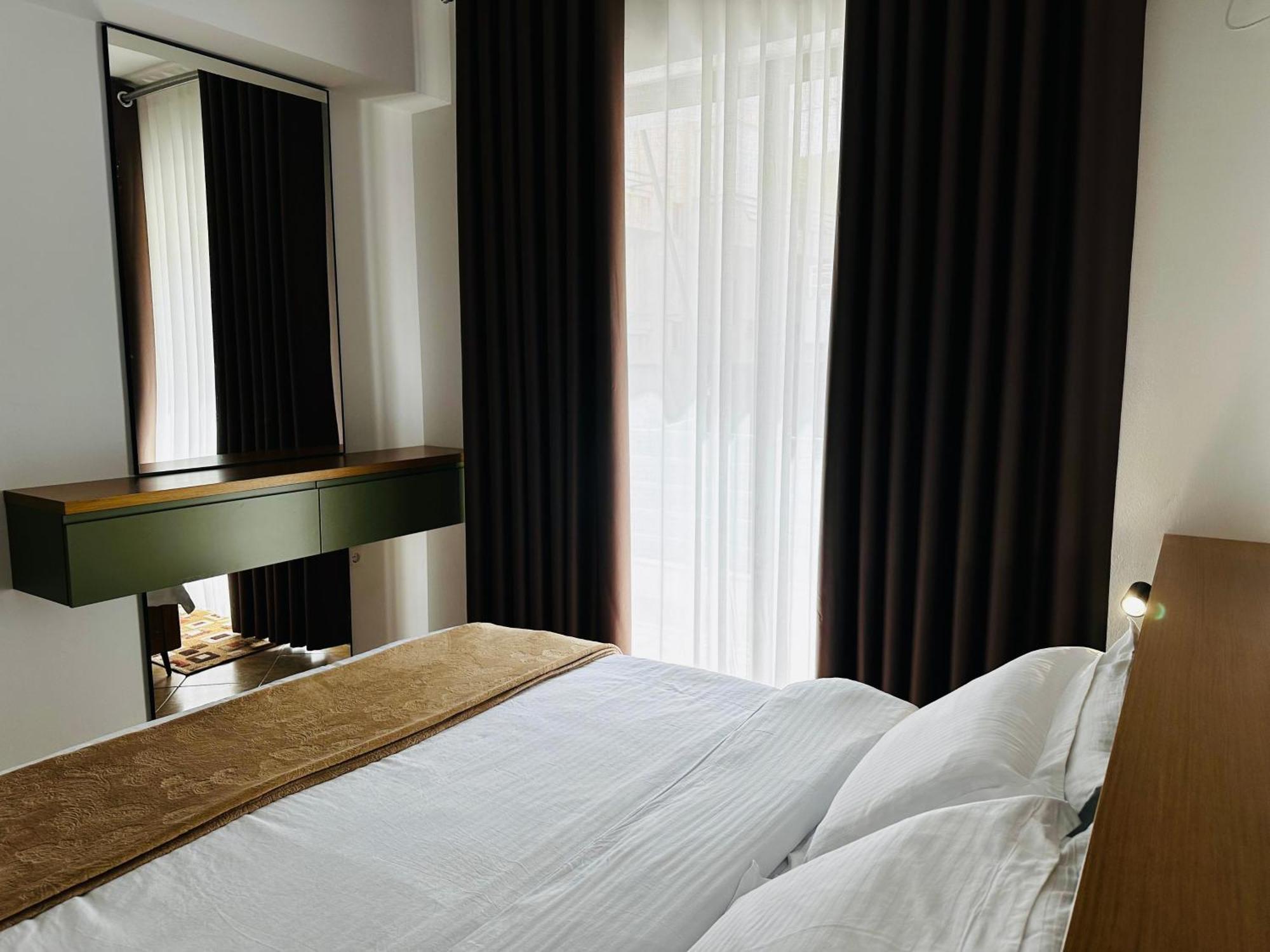 Flora Apartments Sarandë Esterno foto