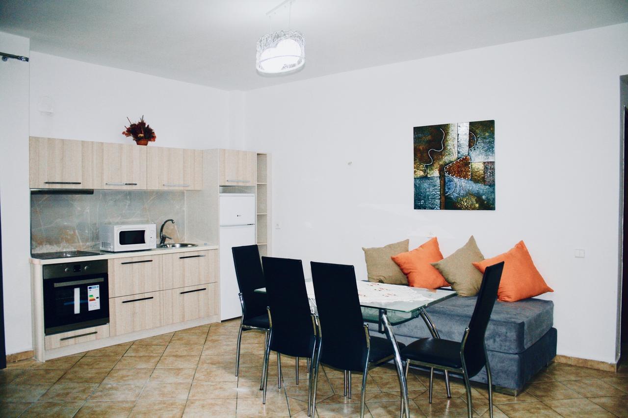 Flora Apartments Sarandë Esterno foto